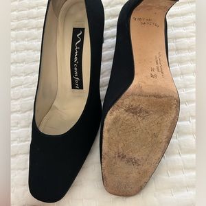 Classic Ladies Black French Peau heels. Barely worn, beautiful Nina 8.5 N.